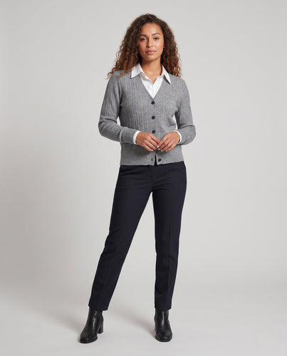 Damen Fein gestrickter V-Ausschnitt Cardigan mit Zopfmuster und Knopfleiste Nord Taschen