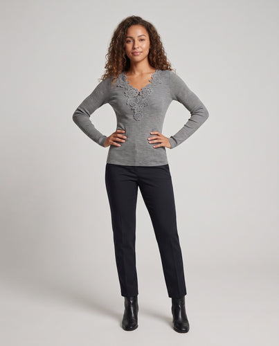 Damen Feiner Rippstrickpullover mit tiefem V‑Ausschnitt und floraler Spitzenapplikation Nord Taschen