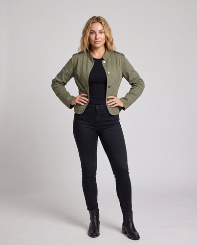 Damen Taillierte Utility-Jacke mit Mandarinkragen, Schulterklappen und Pattentaschen Nord Taschen