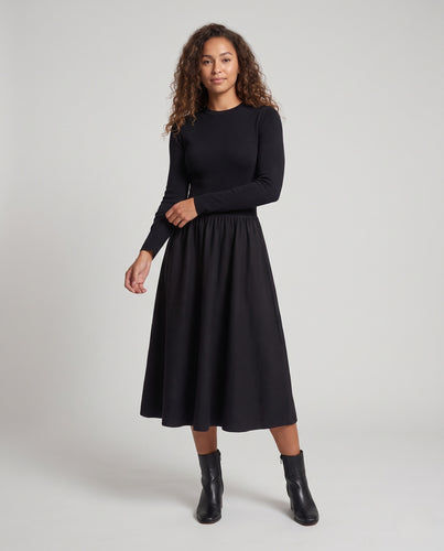 Damen Langärmeliges Maxikleid mit figurbetontem Rippoberteil und geraffter Taille Nord Taschen