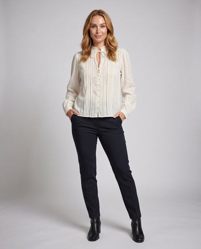 Damen Transparente Plissée‑Bluse mit Rüschenkragen und Binddetail Nord Taschen