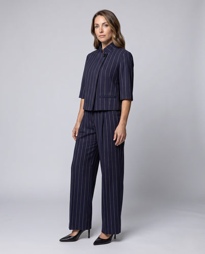 Damen Zweiteiliges Nadelstreifen-Anzugset mit kurzem Stehkragenblazer und weiter Bundfaltenhose Nord Taschen