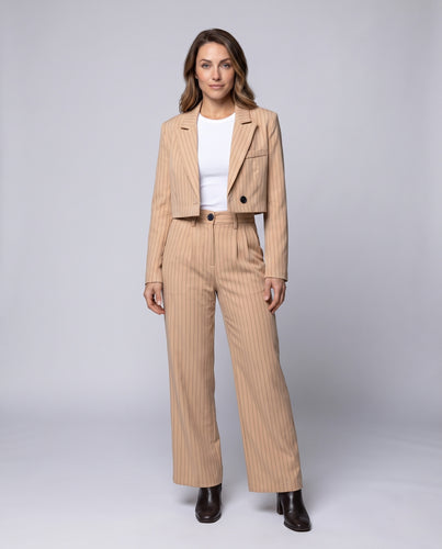 Damen Zweiteiliges Nadelstreifen-Tailoring-Set mit kurzgeschnittener Blazerjacke und weiter hochtaillierter Hose Nord Taschen