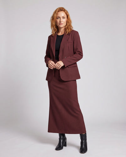 Damen Zweiteiliges Tailoring-Set mit tailliertem Blazer, Zierkettengürtel und figurbetontem Maxirock Nord Taschen