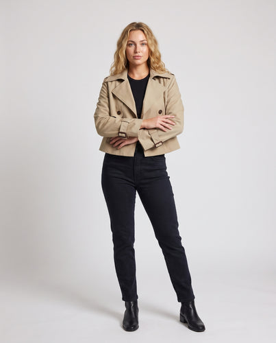 Damen Cropped-Trenchjacke mit Doppelknopfleiste, breitem Revers und Schnallenmanschetten Nord Taschen