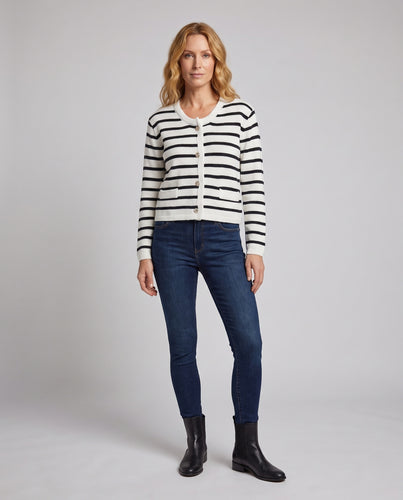 Damen Feinstrickjacke mit maritimen Streifen, Schmuckknöpfen und aufgesetzten Taschen Nord Taschen