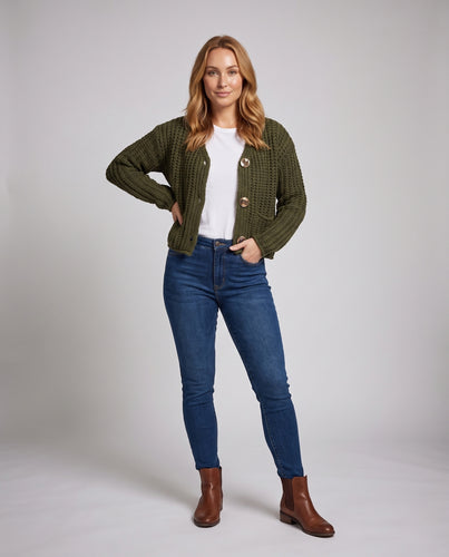 Damen Grobgestrickte Boxy-Cardigan mit V-Ausschnitt, aufgesetzten Taschen und großen Zierknöpfen Nord Taschen