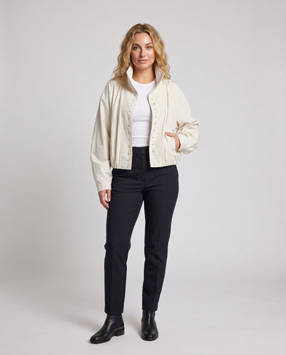 Damen Kurzjacke mit Stehkragen, durchgehender Knopfleiste und tailliertem Gummibund Nord Taschen