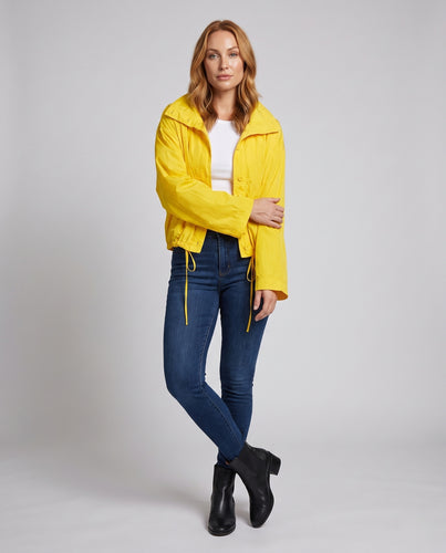 Damen Leichte Cropped Regenjacke mit hohem Kragen, Tunnelzugsaum und aufgesetzten Taschen Nord Taschen
