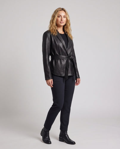 Damen Kurzjacke aus genarbtem Lammleder mit Wickelgürtel und Schalkragen Nord Taschen
