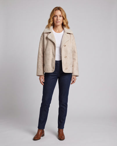 Damen Kurzjacke in Lammfell-Optik mit Teddyfutter, kastigem Oversize-Schnitt und Knopfleiste Nord Taschen