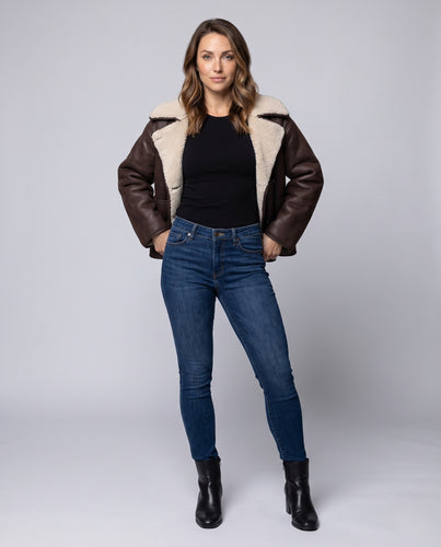 Damen Oversize Jacke in Lammfell-Optik mit Teddykragen und aufgesetzten Taschen Nord Taschen