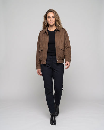 Damen Oversize‑Veloursleder‑Optik Kurzjacke mit Pattentaschen, verdeckter Druckknopfleiste und elastischem Bund Nord Taschen