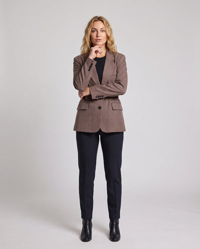 Damen Strukturierter Nadelstreifen-Blazer mit taillierendem Ledergürtel und Pattentaschen Nord Taschen