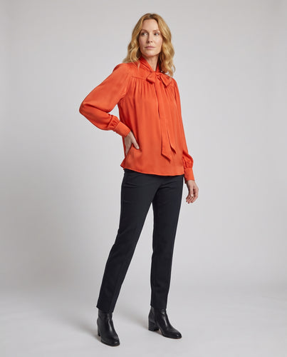 Damen Weite fließende Chiffon-Bluse mit Stehkragen und gerafften Manschetten Nord Taschen
