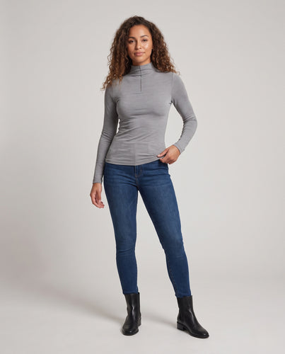 Damen Figurnahes Langarmshirt mit Stehkragen und kurzem Frontreißverschluss Nord Taschen
