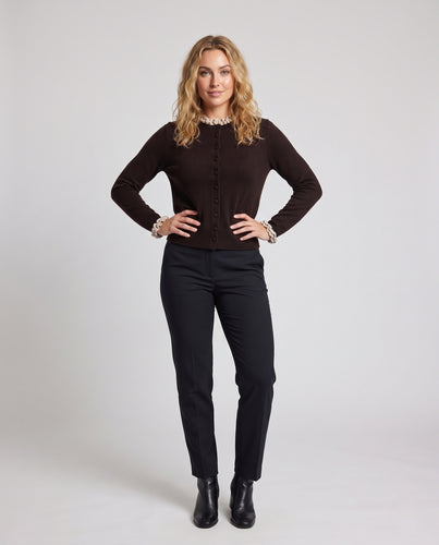 Damen Kurzgeschnittener Feinstrick-Cardigan mit Rüschenkragen und verdeckter Knopfleiste Nord Taschen