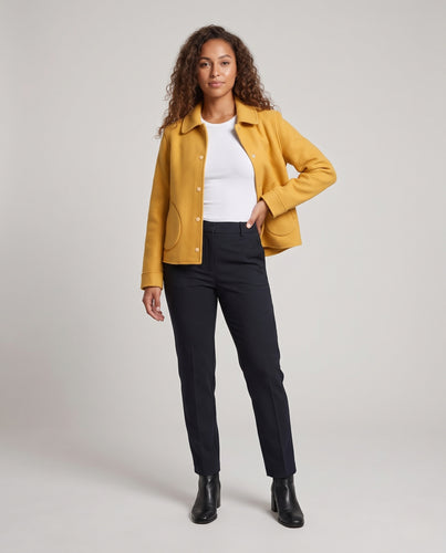Damen Boxy‑Jacke aus flauschigem Wollmix mit aufgesetzten Rundtaschen und goldenen Druckknöpfen Nord Taschen