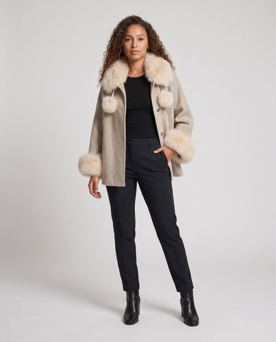 Damen Kurzer Cape-Mantel mit Fellkragen, Pompon-Details und Wollmix Nord Taschen