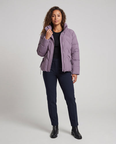 Damen Kurzsteppjacke im Chevron‑Muster mit hohem Stehkragen und Taillen‑Kordel Nord Taschen