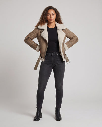 Damen Kurzjacke in Lammfelloptik mit Teddyfutter und Taillengürtel Nord Taschen