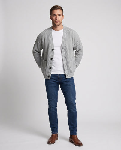 Unisex Grobgestrickter Oversize-Cardigan mit V‑Ausschnitt, aufgesetzten Taschen und Rippbündchen Nord Taschen