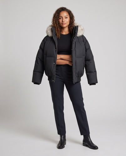 Damen Kurz geschnittene wattierte Jacke mit Kapuze und Kunstfellbesatz Nord Taschen