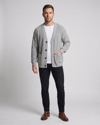 Unisex Oversize Strickcardigan mit V‑Ausschnitt, Knopfleiste und aufgesetzten Taschen Nord Taschen