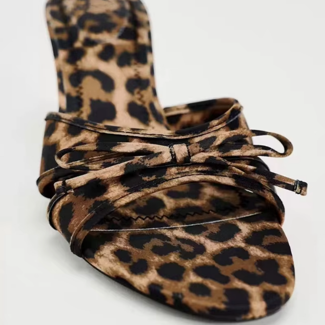 High-Heeled Slippers mit Leopardenmuster