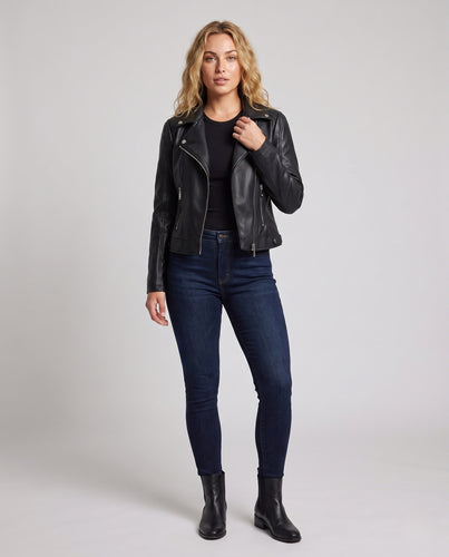 Damen Taillierte Kurz-Bikerjacke in Lederoptik mit asymmetrischem Reißverschluss und Ziergurten Nord Taschen