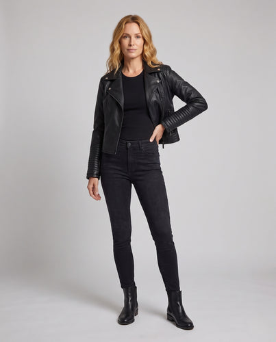 Damen Kurze taillierte Bikerjacke aus Kunstleder mit asymmetrischem Reißverschluss und gesteppter Ärmelpartie Nord Taschen