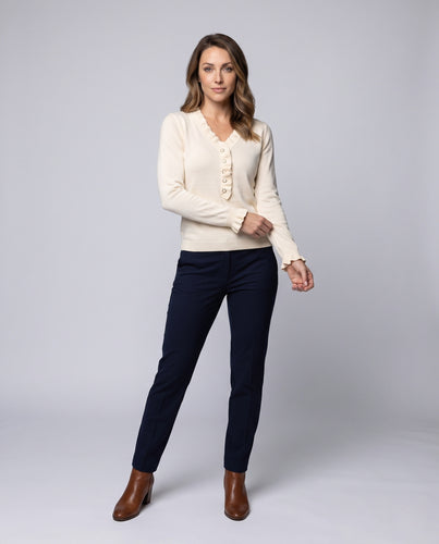Damen Feinstrick-Pullover mit Rüschen‑V‑Ausschnitt und Zierknopfleiste Nord Taschen
