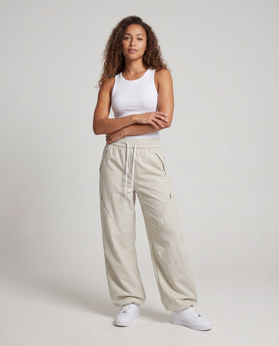 Damen Weite Tech-Cargo-Baggy-Hose mit Kordelbund und geschwungenen Nahtpaneelen Nord Taschen