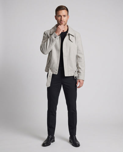 Herren Kurzblouson im kastigen Boxy-Cut mit breitem Koppelbund und verdeckter Knopfleiste Nord Taschen