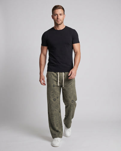 Herren Extraweite Lounge‑Palazzohose mit Zeitungs‑Print und Tunnelzug Nord Taschen