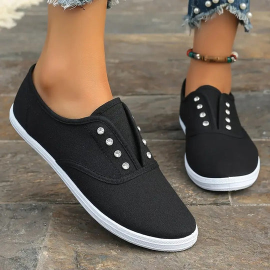 Entspannte Schuhe mit Kristallöse
