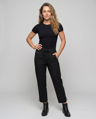 Damen Ankelkurze technische Jogginghose mit elastischem Bund, verstellbarem Saum und Reißverschlusstaschen Nord Taschen