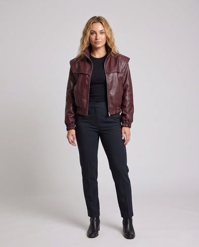 Damen Kurz geschnittene Kunstlederjacke mit hohem Stehkragen, durchgehendem Reißverschluss und elastischem Taillenbund Nord Taschen