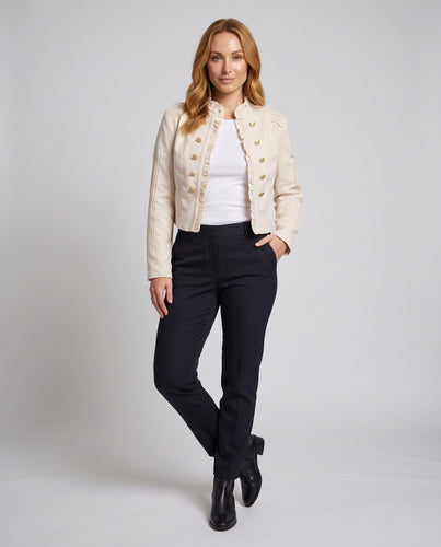 Damen Kurze taillierte Jacke mit Rüschenblende, Stehkragen und dekorativer Zierknopfreihe Nord Taschen
