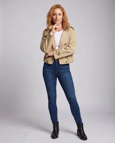 Damen Kurze Trenchjacke im Cropped‑Bomberstil mit Stehkragen und Halsriemen Nord Taschen