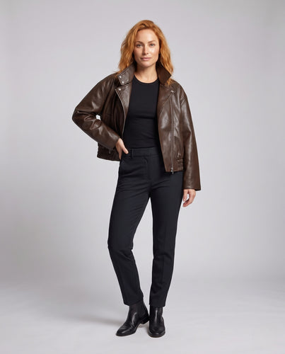 Damen kurzer Lederoptik-Bikerjacke mit Stehkragen und elastischem Saum Nord Taschen