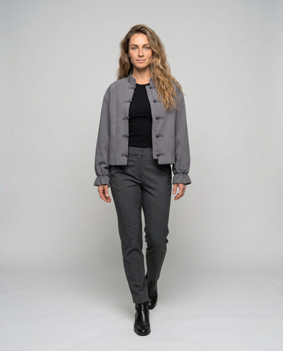 Damen Kurzjacke im Mandarin‑Stil mit Stehkragen und Froschknopf‑Verschlüssen Nord Taschen