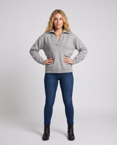 Damen lässiger Strickpullover mit tiefem V-Ausschnitt breitem Rippkragen und aufgesetzten Pattentaschen Nord Taschen