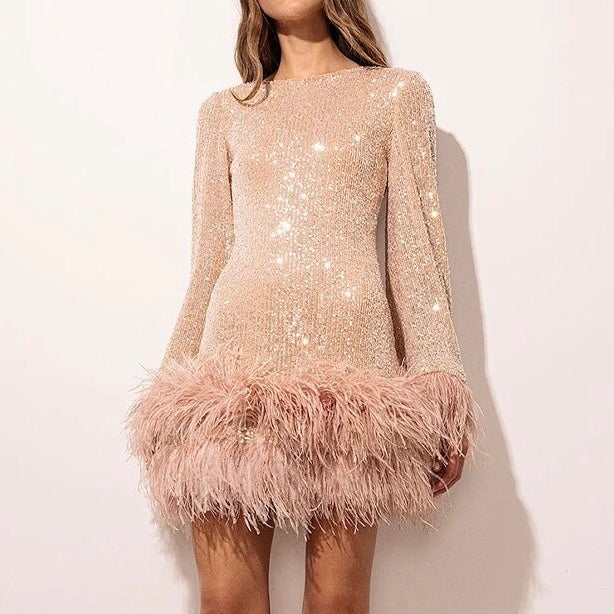 Glamouröses Kleid mit Pailletten und Federsaum Avellé