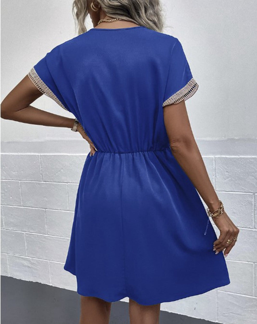 Kleid mit V-Ausschnitt aus Spitze