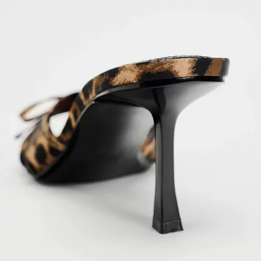 High-Heeled Slippers mit Leopardenmuster