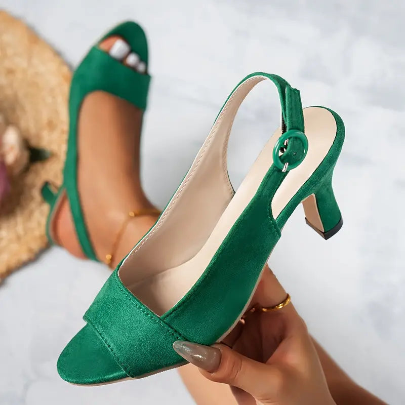 Offene Slingback-Absätze mit verstellbarem Schnallenriemen
