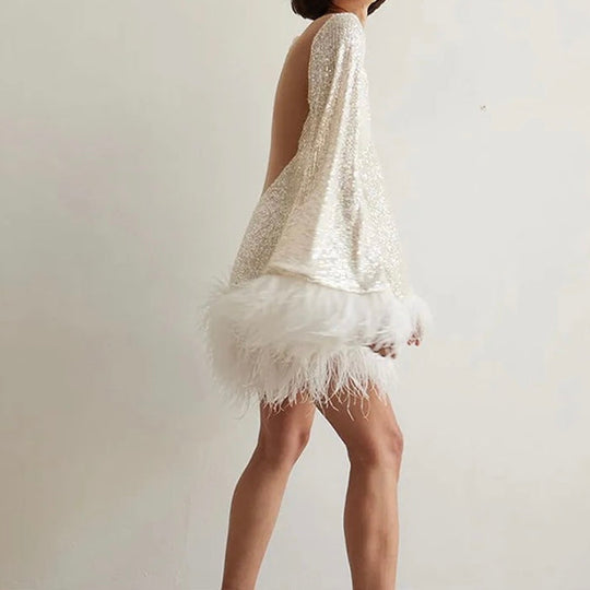Glamouröses Kleid mit Pailletten und Federsaum Avellé