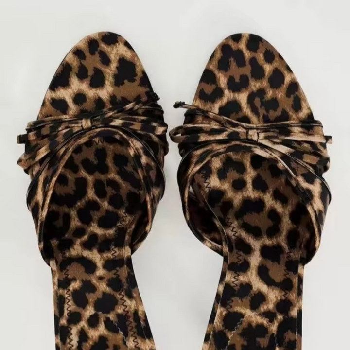 High-Heeled Slippers mit Leopardenmuster