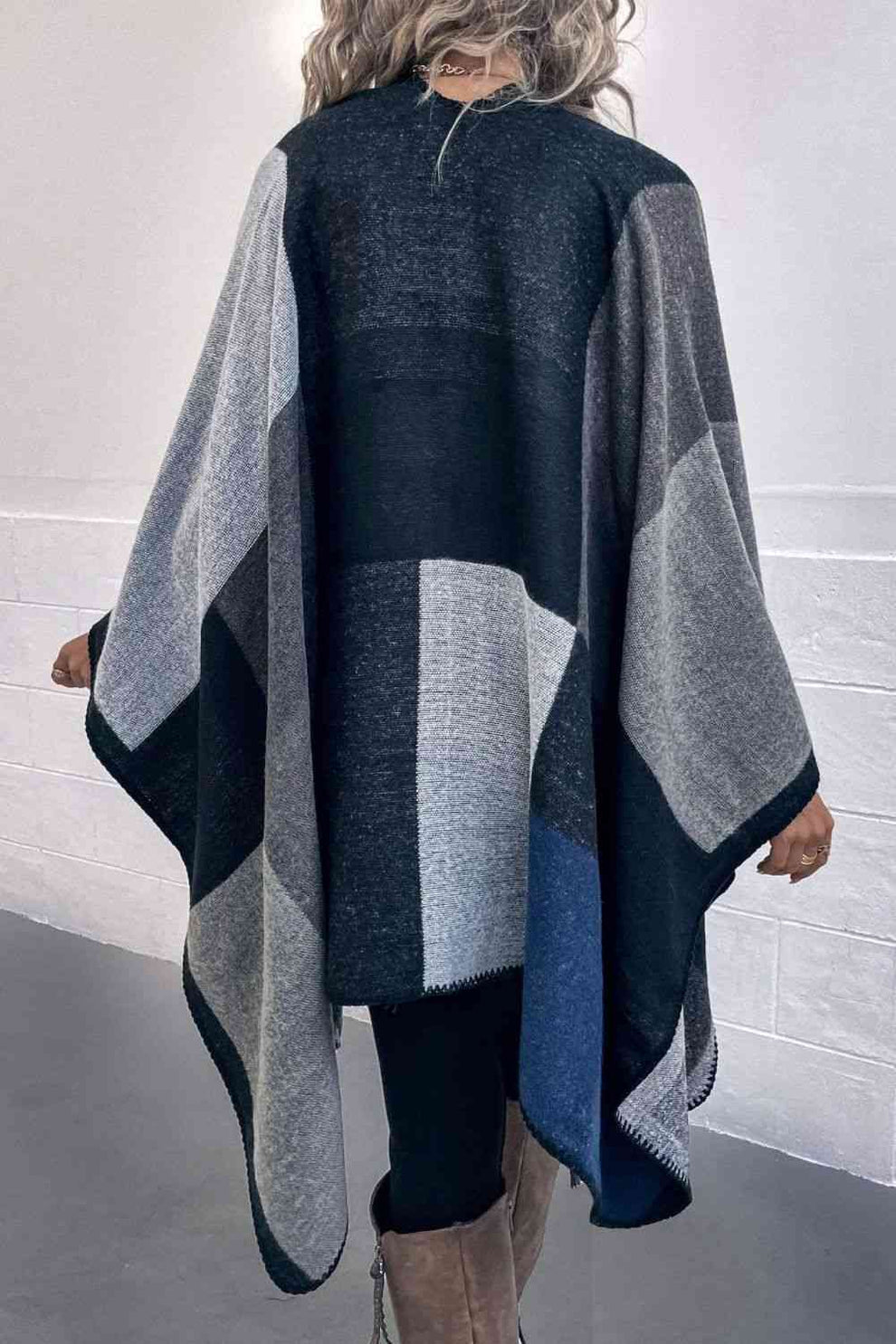 Poncho Mit Offenem Design Und Satten Farbtönen